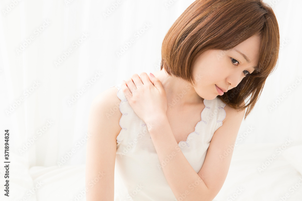 肩凝りの女性 肩凝りの女性