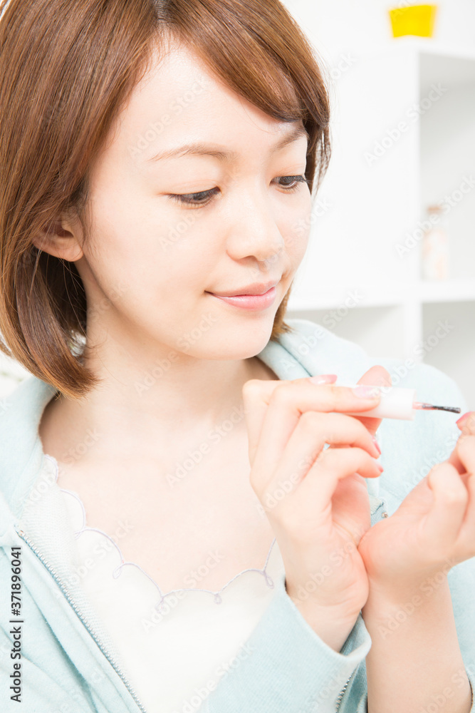 セルフネイルをする女性