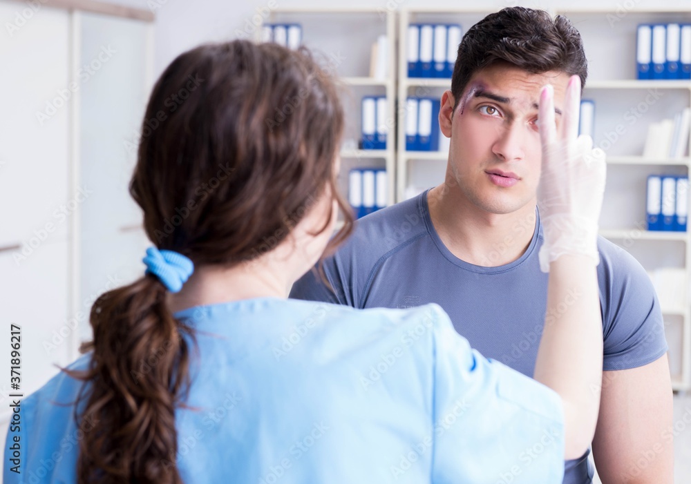 Obraz premium Young man visiting female traumatologist with black eye