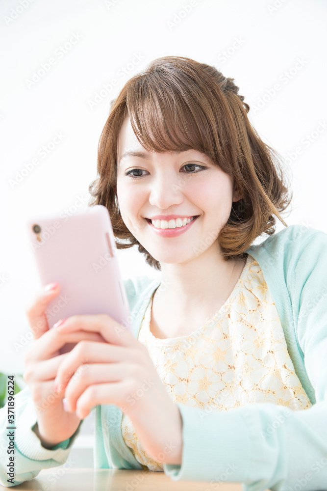携帯電話を見る女性 携帯電話を見る女性