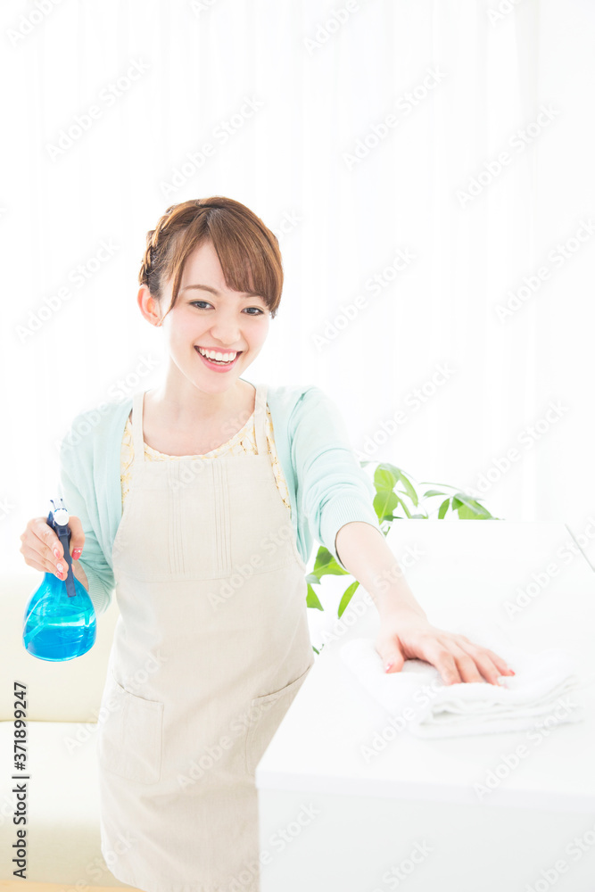 棚を拭く女性