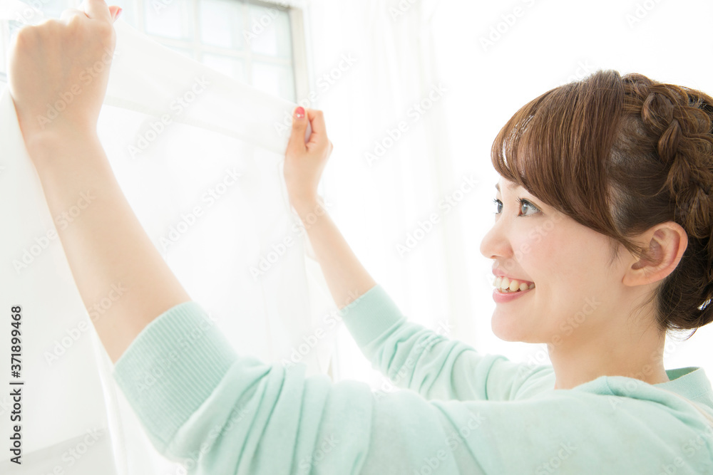 洗濯物を干す女性 洗濯物を干す女性