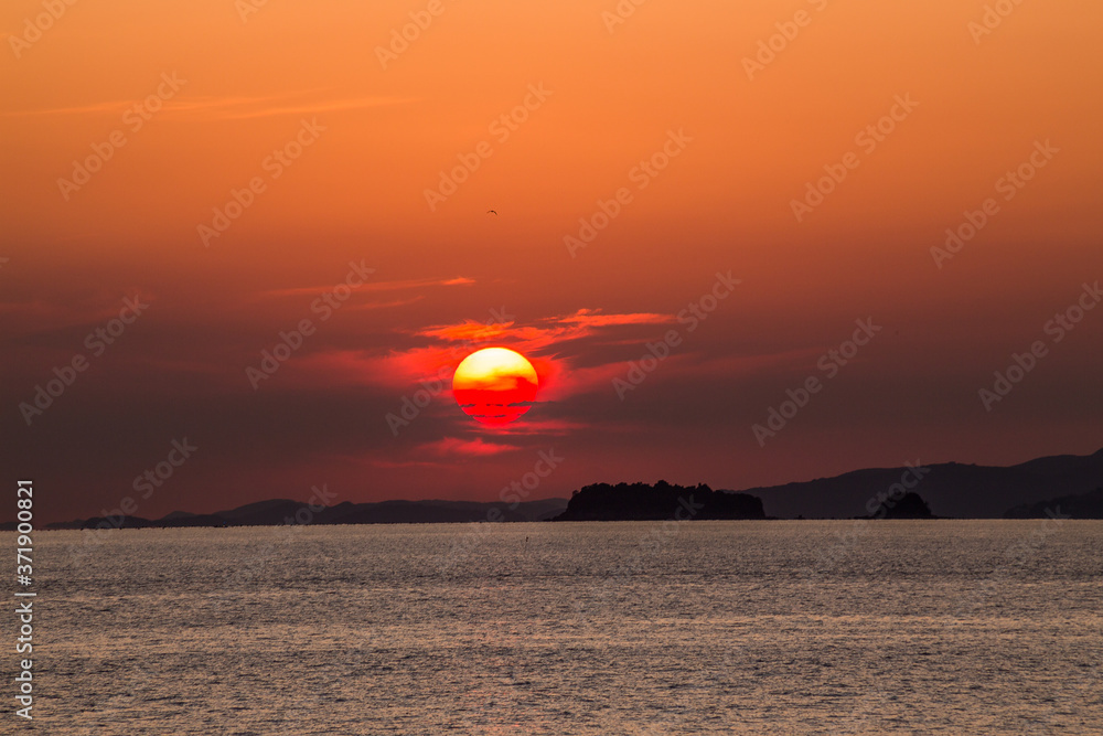 秋の海に沈む大きな太陽 秋の海に沈む大きな太陽