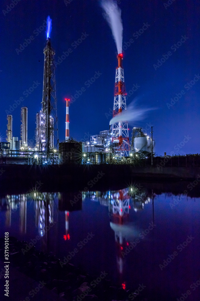 Fototapeta premium 工場夜景とリフレクション