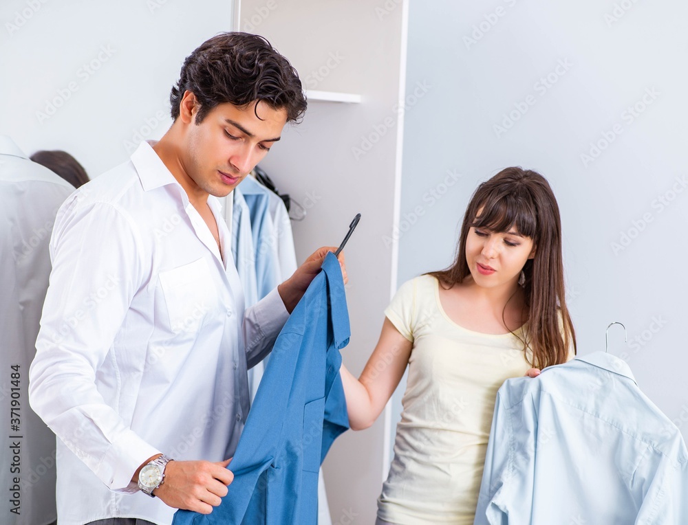 Obraz premium Woman sees her husband off to work