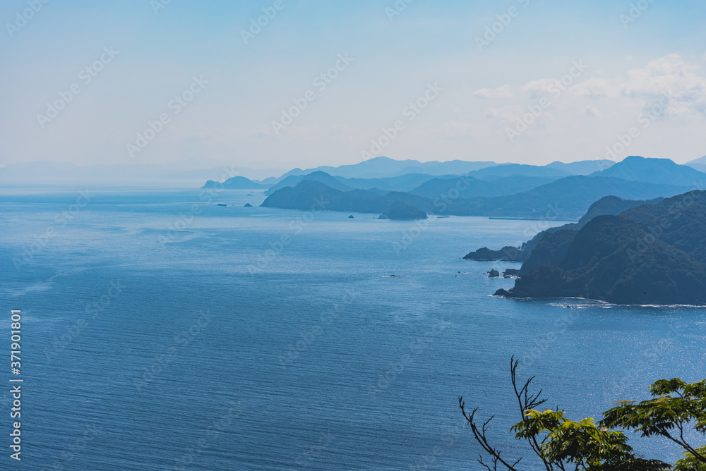 兵庫県・余部埼灯台から見る8月の日本海と山陰の地形