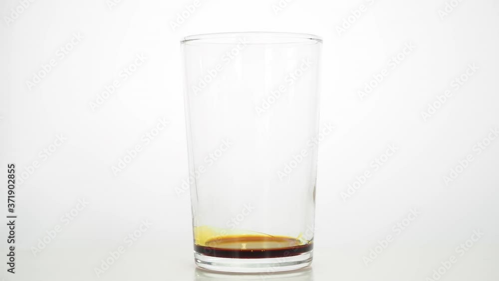 Dilution of a gargle with popidone iodine as the main ingredient. 60 ml of water to 4 ml of gargle.The concentration of the undiluted solution is 7g/100ml of popidone iodine.