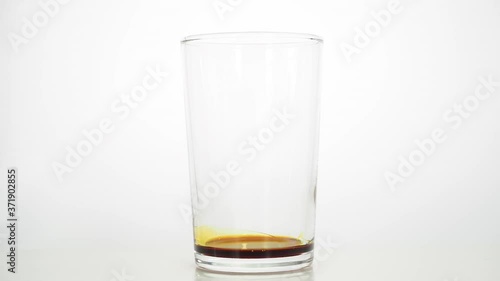 Dilution of a gargle with popidone iodine as the main ingredient. 60 ml of water to 4 ml of gargle.The concentration of the undiluted solution is 7g/100ml of popidone iodine.