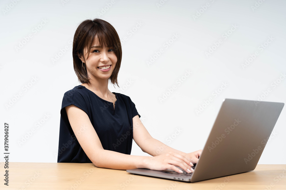 パソコンをする女性 パソコンをする女性