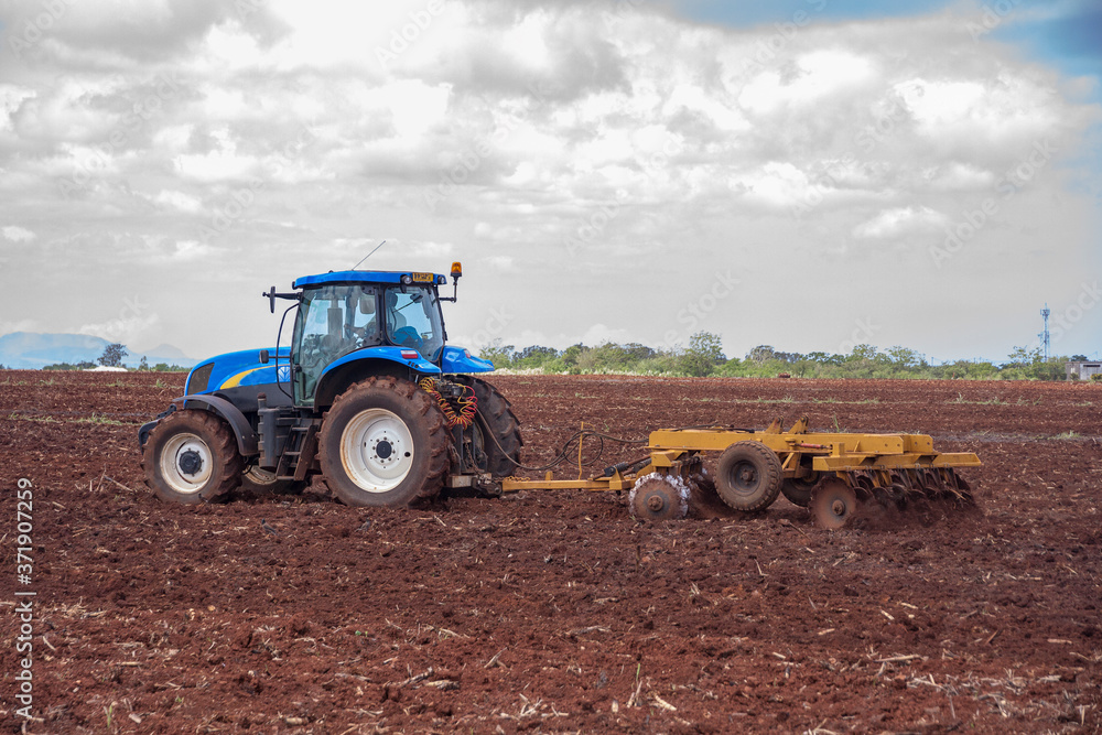 Obraz premium tractor in a field