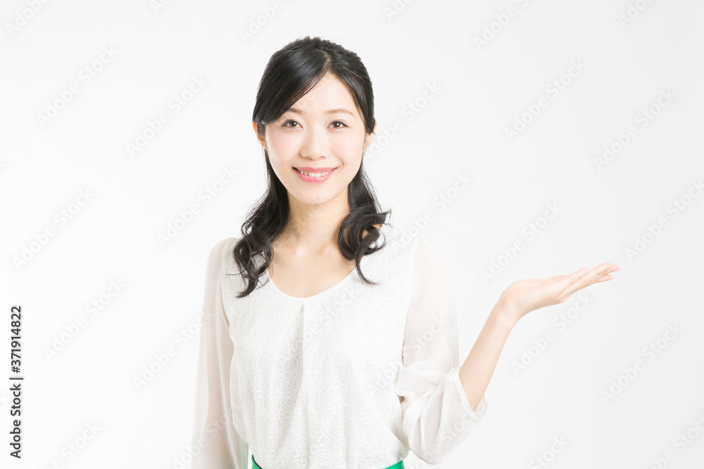 紹介をするビジネスウーマン 紹介をするビジネスウーマン