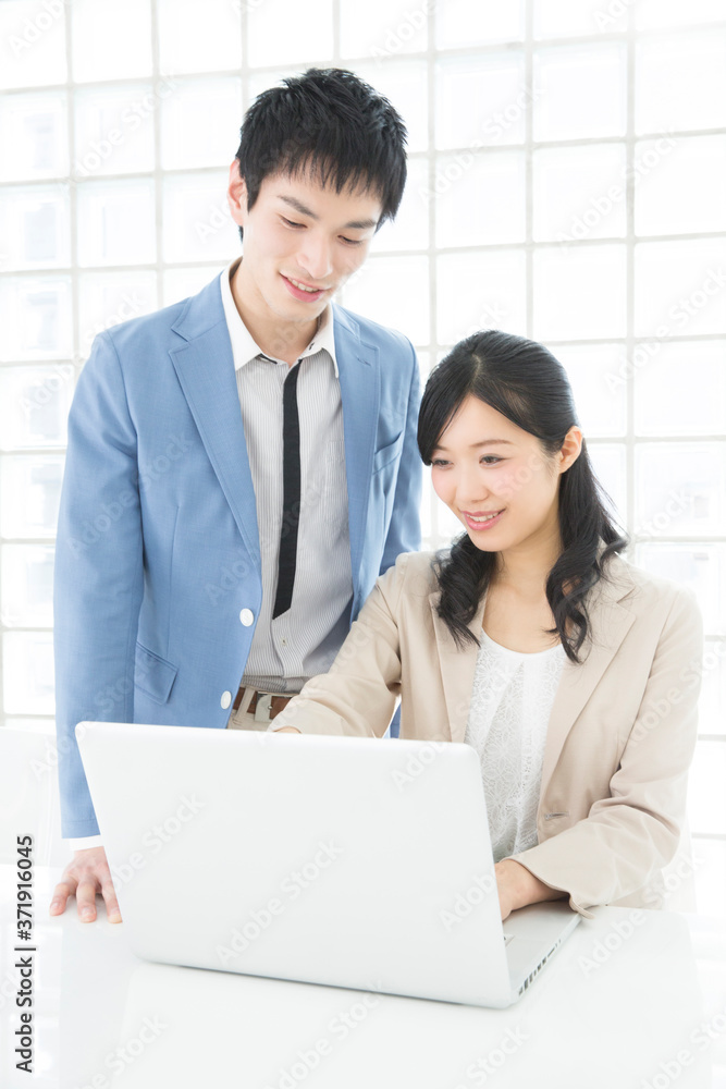 会話する上司と部下 会話する上司と部下