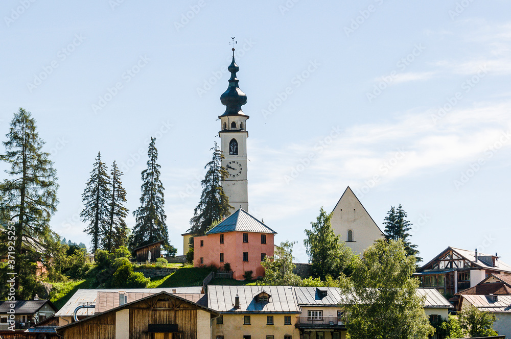 Ftan, Dorf, Bergdorf, Dorfkirche, Kirche, Bergbauer, Engadin, Unterengadin, Alpen, Wanderweg, Graubünden, Sommer, Schweiz