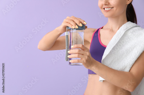 Sporty young woman with bot...