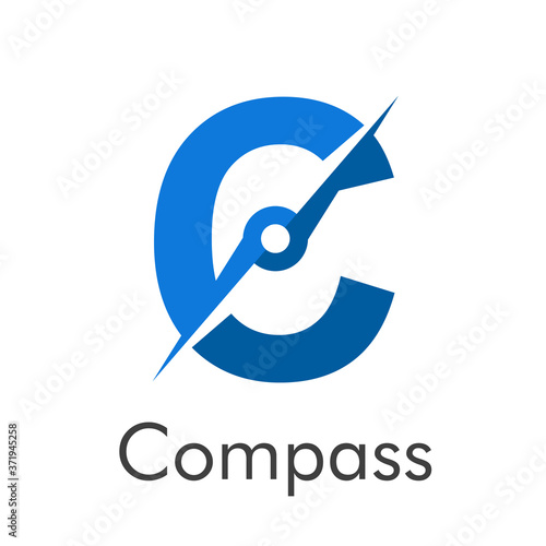 Letra inicial C con flecha como logotipo de brújula en color azul con palabra Compass en color azul