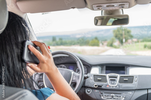 Femme téléphonant dans sa voiture