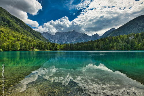 Lago di Fusine superiore (Tarvisio) con il Gruppo del monte Mangart, in una giornata di rara bellezza, perfetto per riviste, magazine, copertine photo