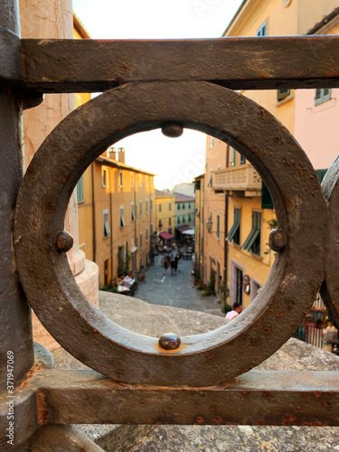 Vecchia via a Castagneto Carducci, borgo medievale. Toscana, Italia photo