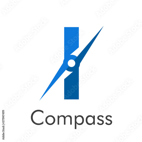 Letra inicial I con flecha como logotipo de brújula en color azul con palabra Compass en color azul