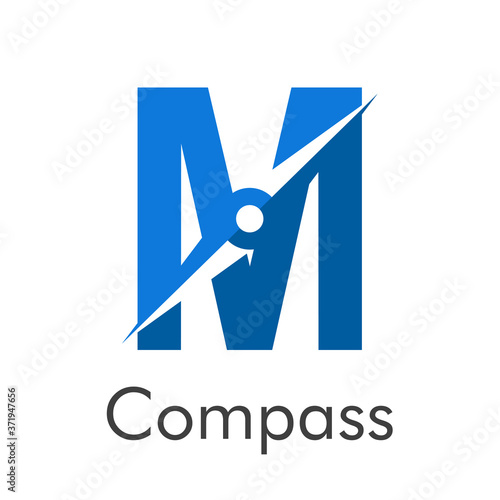 Letra inicial M con flecha como logotipo de brújula en color azul con palabra Compass en color azul