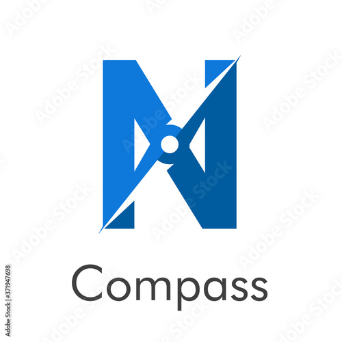 Letra inicial N con flecha como logotipo de brújula en color azul con palabra Compass en color azul
