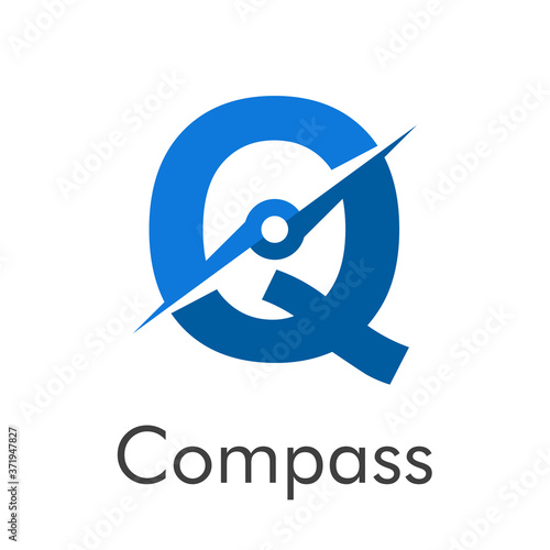 Letra inicial Q con flecha como logotipo de brújula en color azul con palabra Compass en color azul