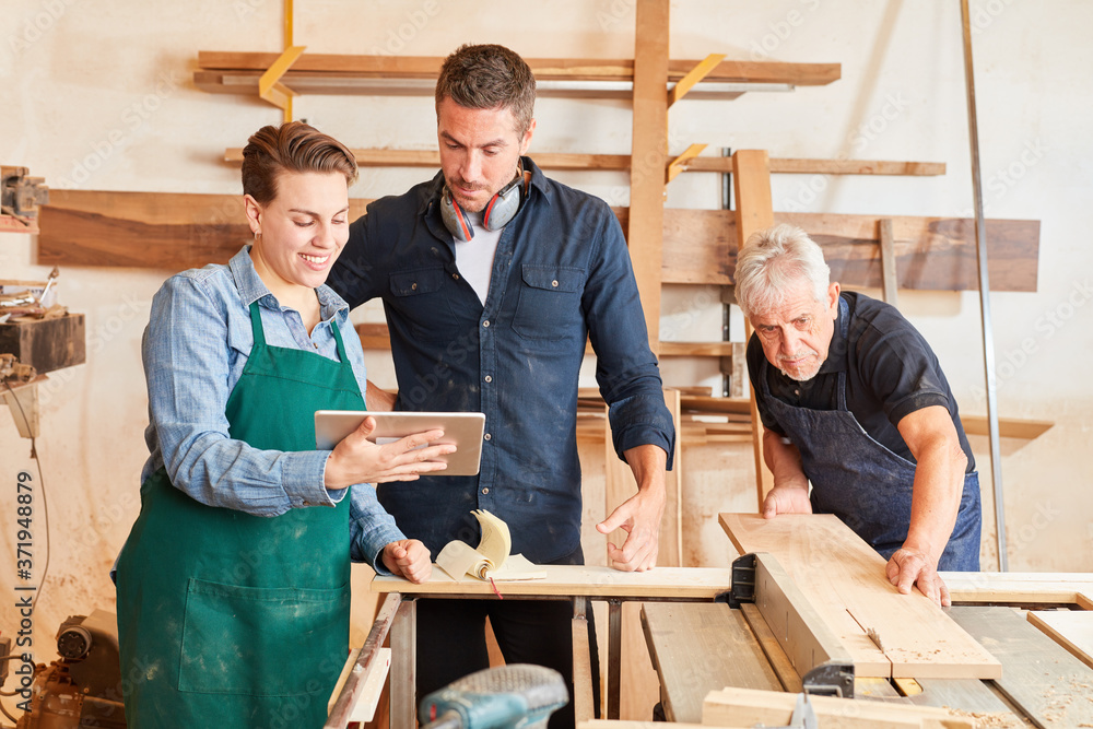 Schreiner Team mit Azubi am Tablet Computer