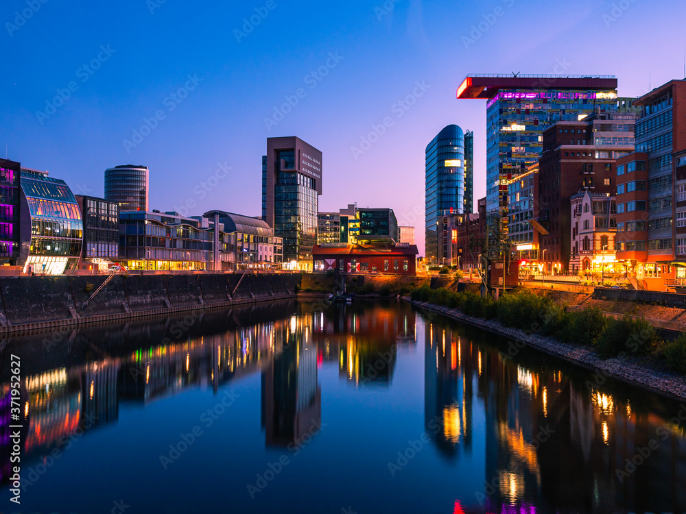 Naklejka premium Sunset in Düsseldorf harbor