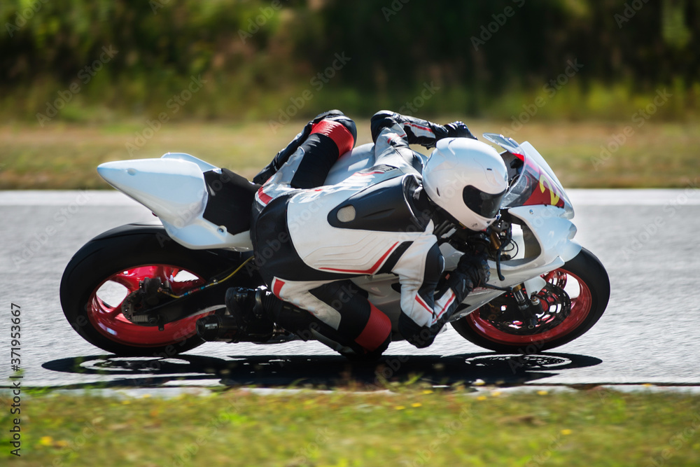 Wyścigi motocyklowe motocykl na zakręcie - obrazy, fototapety, plakaty 