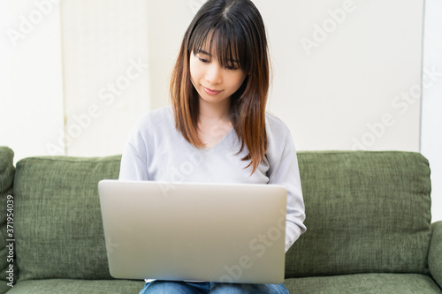 ノートパソコンを使う若い女性