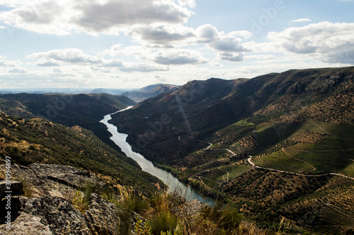paisaje y río duero en la ruta de los contrabandistas, al fondo Portugal.  © Cristina