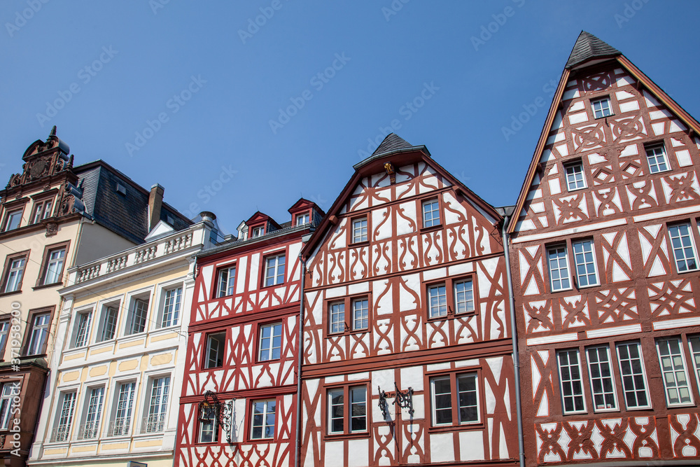 historische Fachwerkhäuser am Hauptmarkt in Trier , Rheinland Pfalz, Deutschland