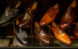 店の棚に並ぶスタイリッシュな革靴 ビジネス