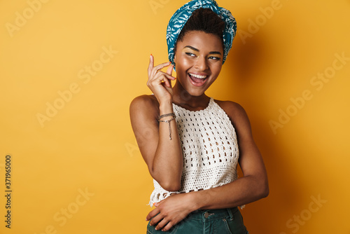 Foto Image of funny african american woman snapping her fingers and laughing