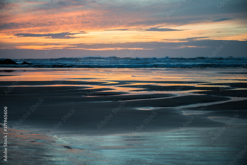 Obraz premium Coucher de soleil sur la plage de Donnant, à Belle-ile-en-mer, Bretagne