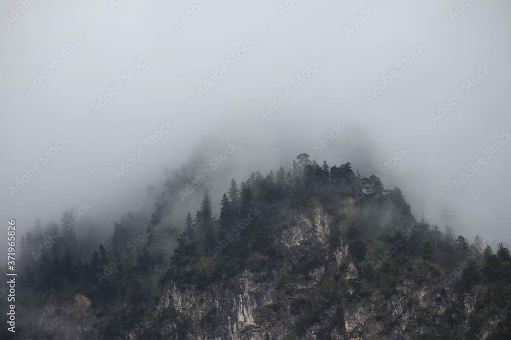 Tief hängende Wolken in den Bergen