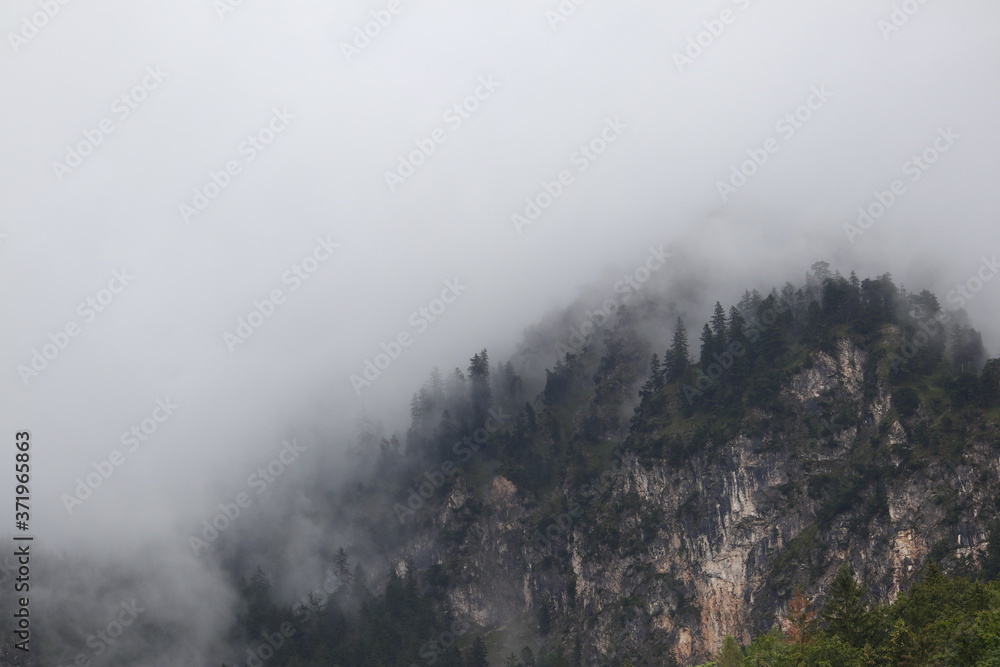 Tief hängende Wolken in den Bergen