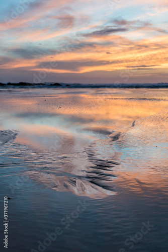 Obraz na płótnie Coucher de soleil sur la plage de Donnant, à Belle-ile-en-mer, Bretagne w salonie