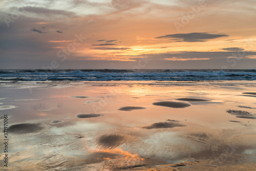 Obraz na płótnie Coucher de soleil sur la plage de Donnant, à Belle-ile-en-mer, Bretagne w salonie