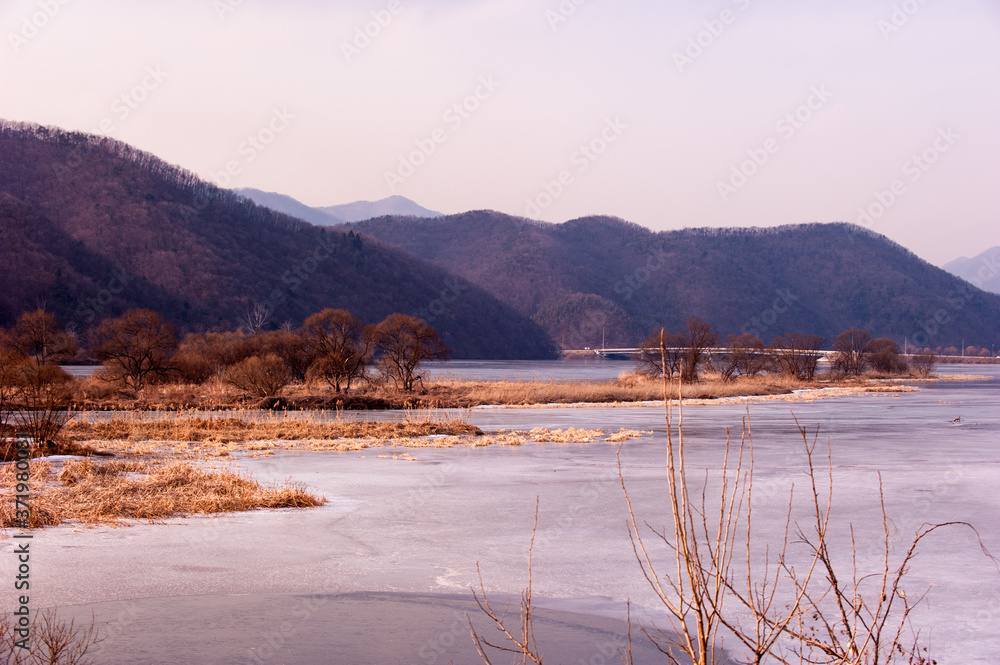 Obraz premium The scenery of winter snow and blue sky.