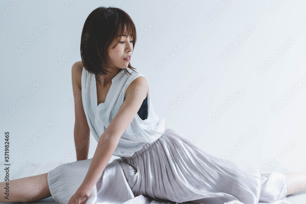 ストレッチをする女性 ストレッチをする女性