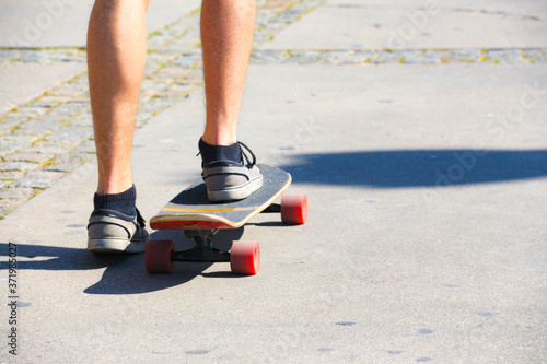 Rapaz a andar de skate photo