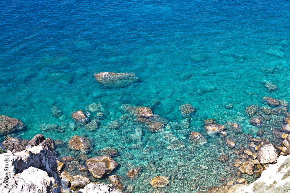 Obraz premium Aerial view of rocks on the sea. Overview of the seabed seen from above, transparent water