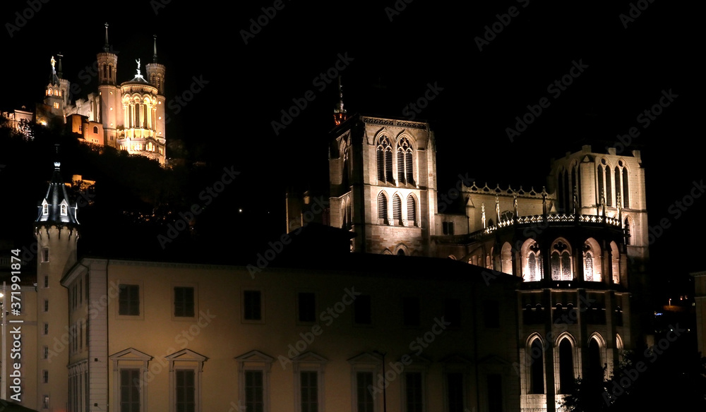 La cathédrale Saint-Jean-Baptiste et la basilique de Fourvière en nocturne .