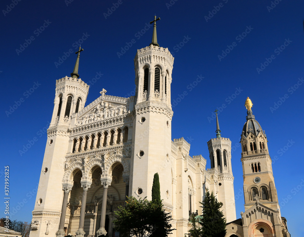 Perspectives de la basilique Notre Dame de Fourvière, à Lyon.
