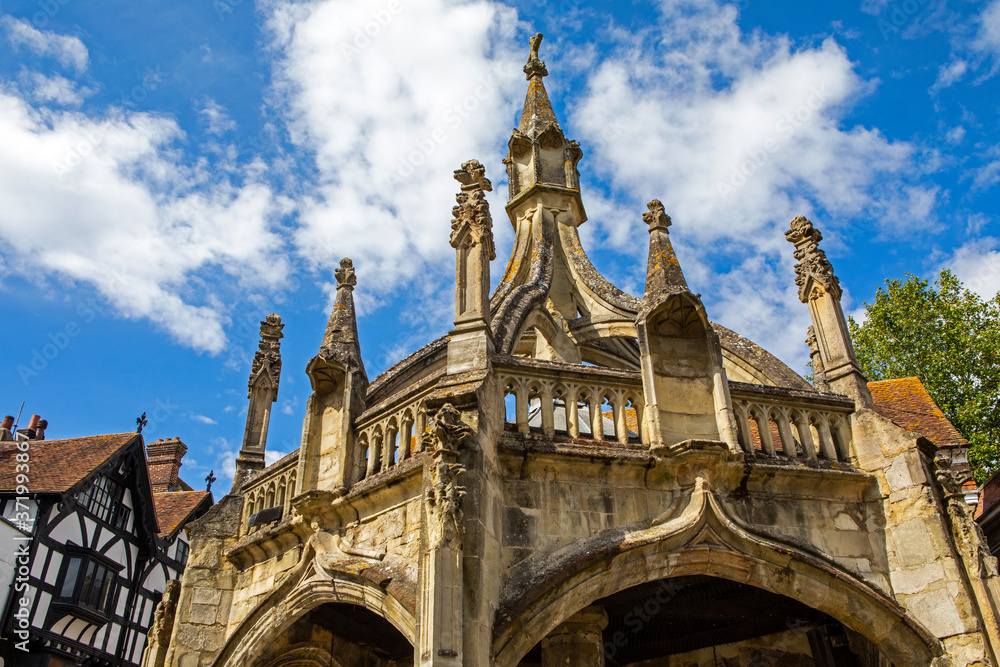 Fototapeta premium Poultry Cross and Traditional Timber-Framed Building in Salisbury, UK