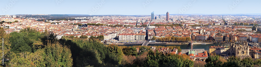 Vue panoramique de la ville de Lyon, avec ses toitures  à dominante rouge.