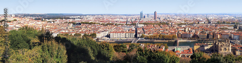 Vue panoramique de la ville de Lyon, avec ses toitures à dominante rouge.