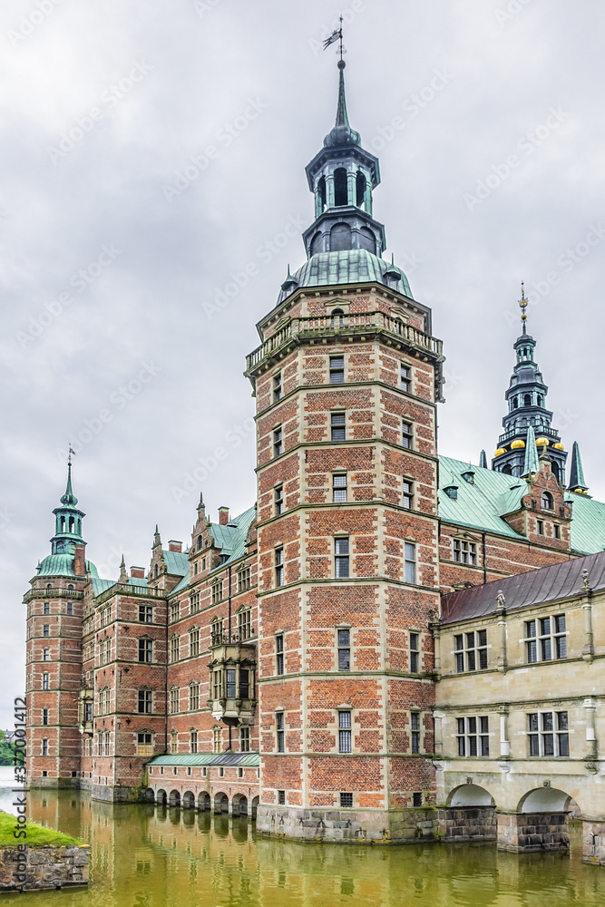 Obraz premium Frederiksborg Castle (Frederiksborg Slot, XVII century) - palace in Hillerod, Denmark. Castle built as royal residence for King Christian IV of Denmark-Norway, now History Museum.