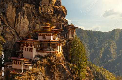 Obraz na płótnie The world famous Tiger's Nest Monastery or Taktshang Goemba in Bhutan